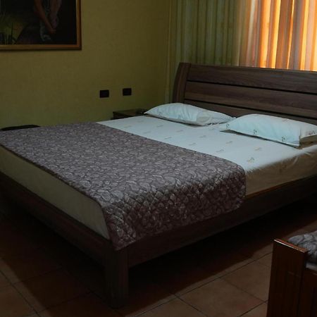 Alen Bar Hotel Tirana Bagian luar foto