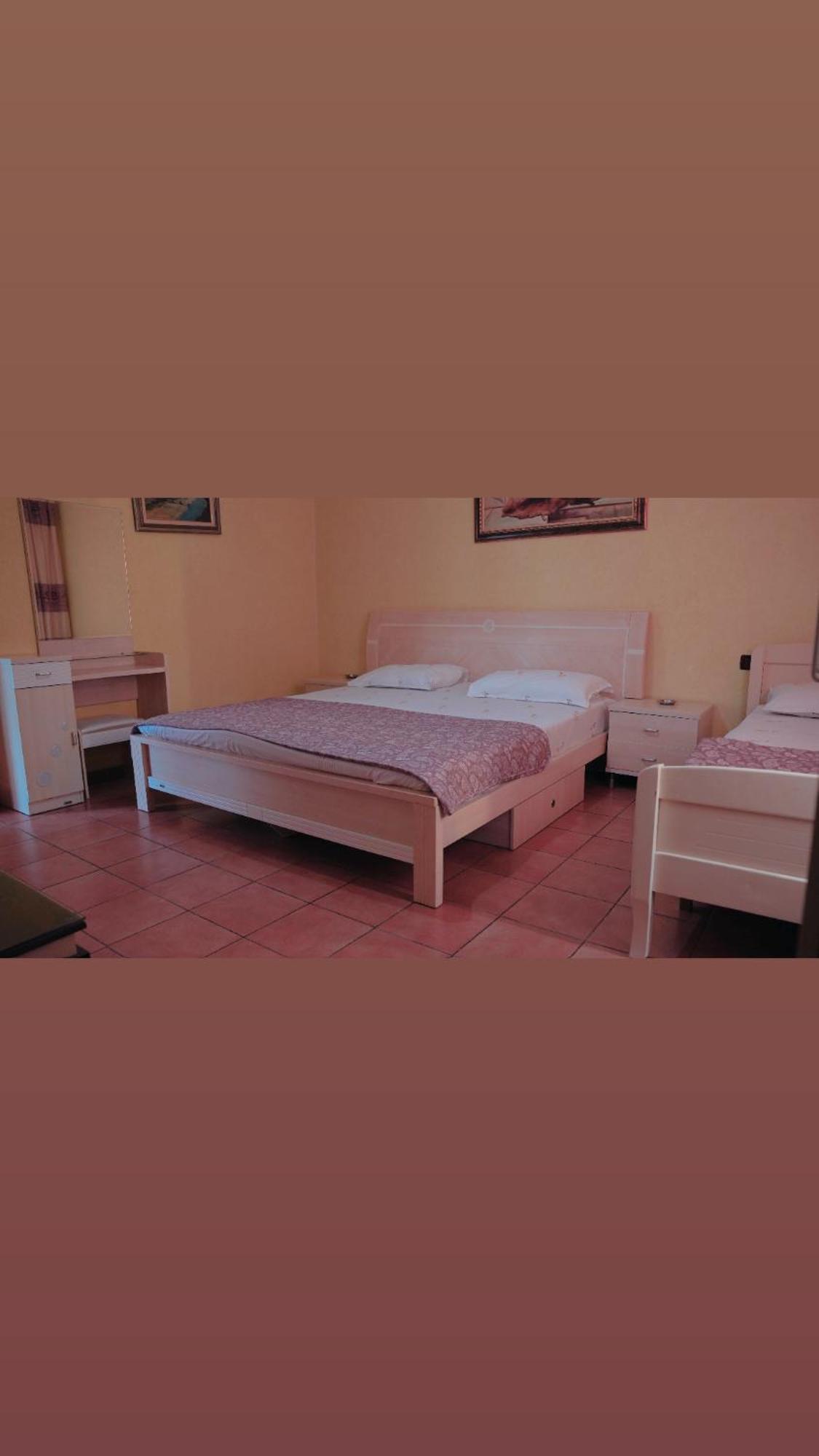 Alen Bar Hotel Tirana Bagian luar foto