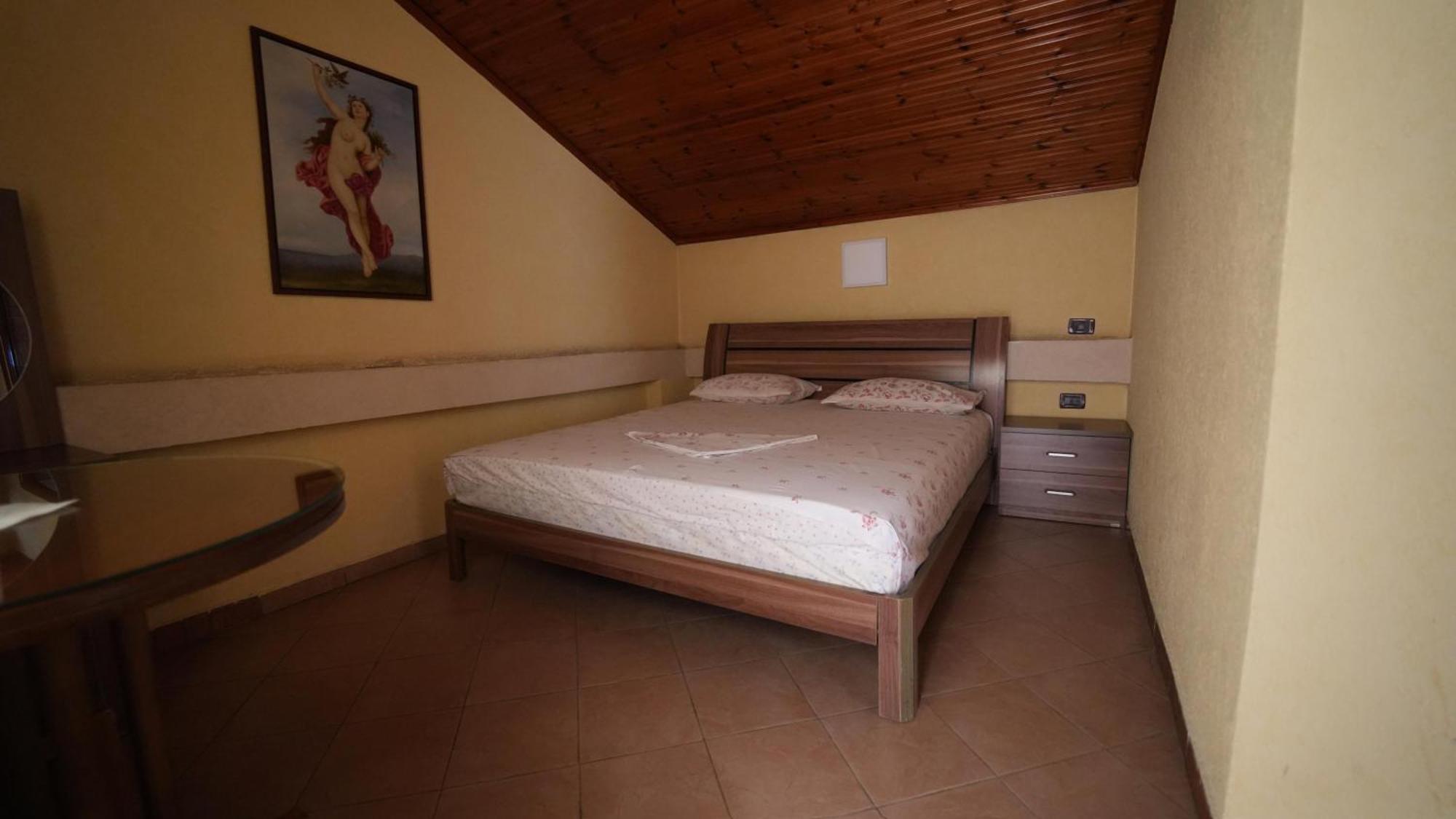 Alen Bar Hotel Tirana Bagian luar foto
