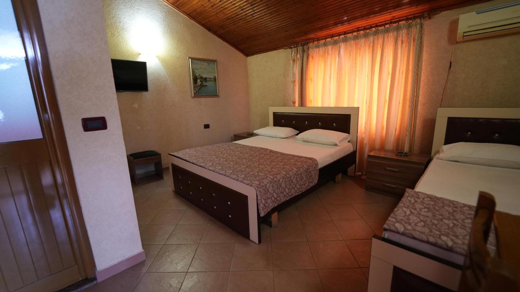 Alen Bar Hotel Tirana Bagian luar foto