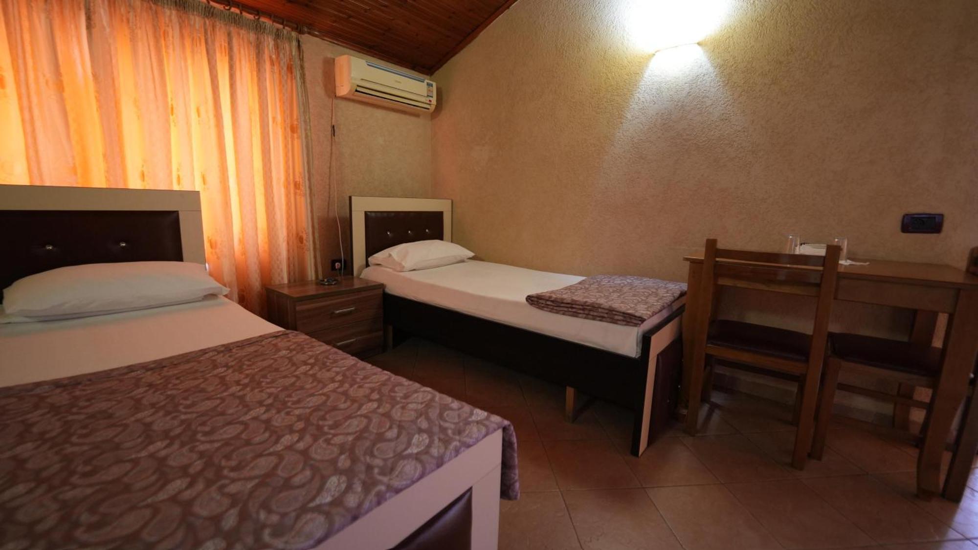 Alen Bar Hotel Tirana Bagian luar foto