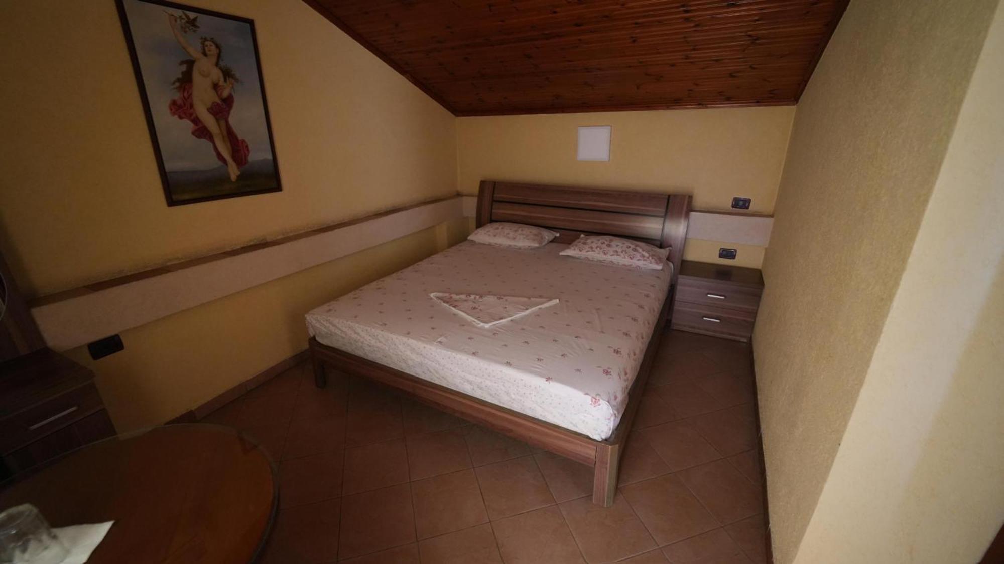Alen Bar Hotel Tirana Bagian luar foto
