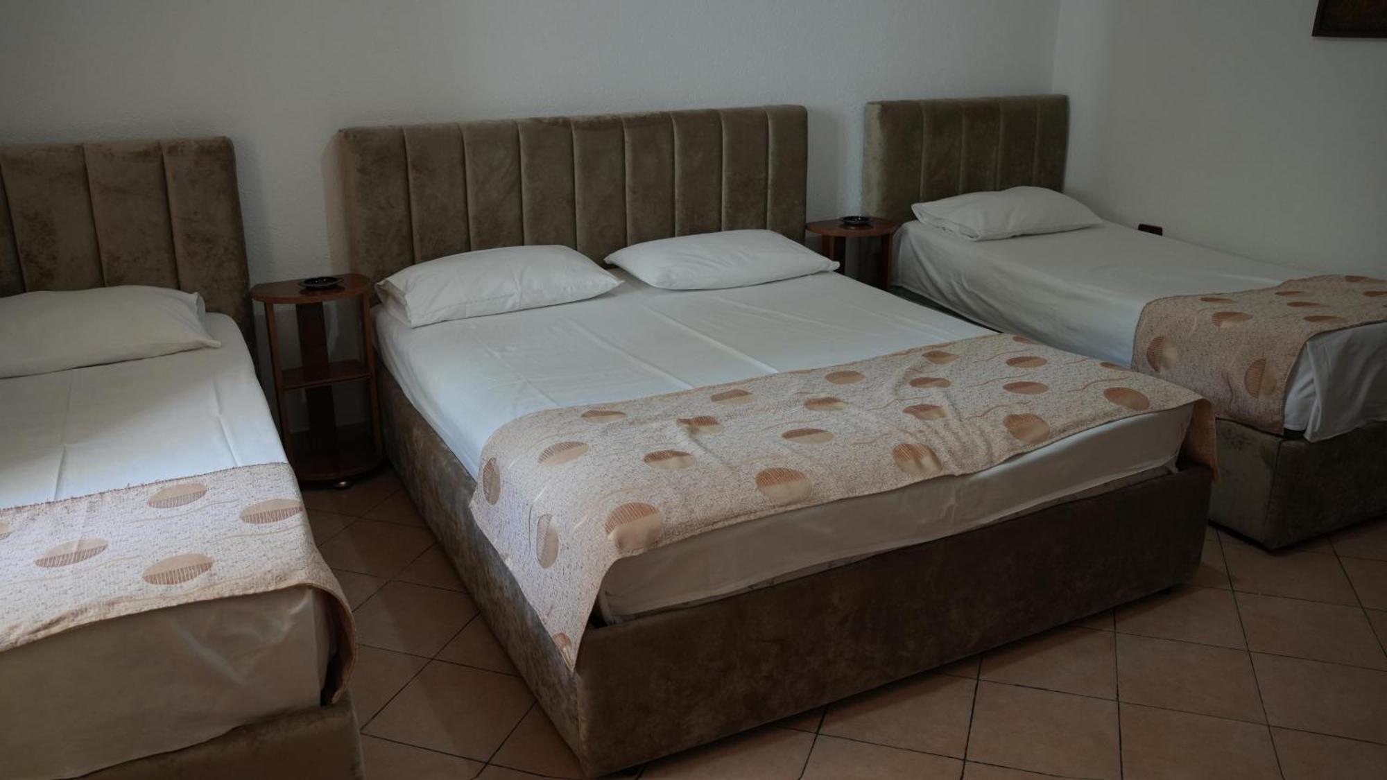 Alen Bar Hotel Tirana Bagian luar foto