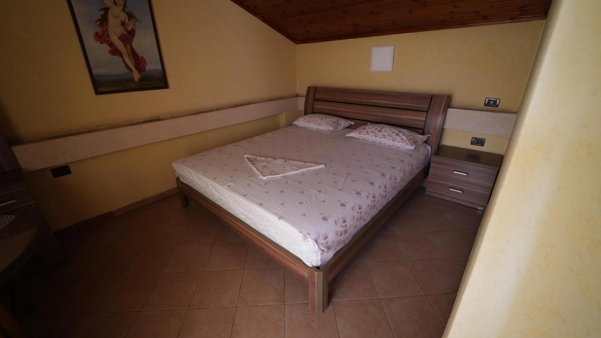 Alen Bar Hotel Tirana Bagian luar foto