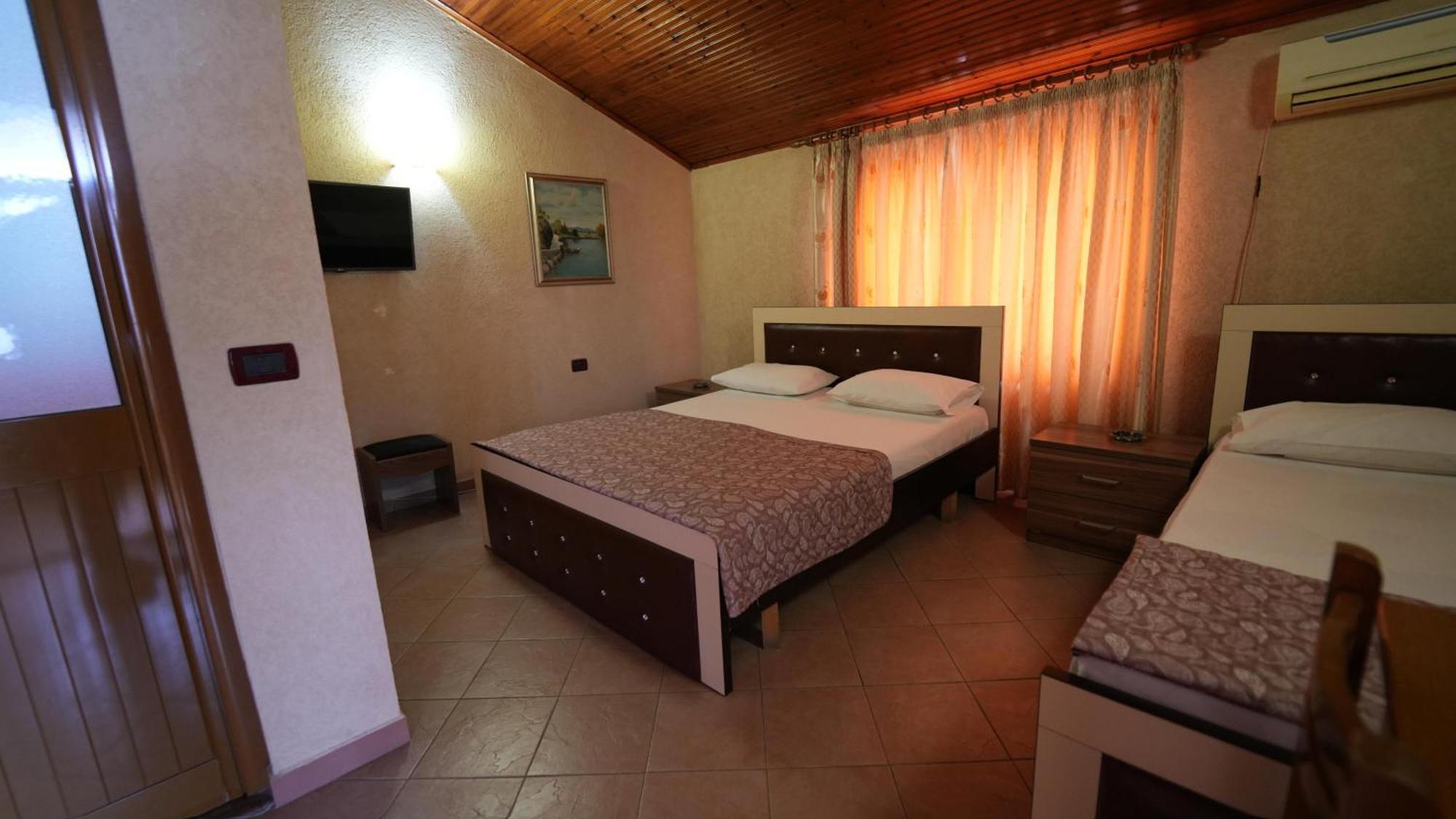 Alen Bar Hotel Tirana Bagian luar foto