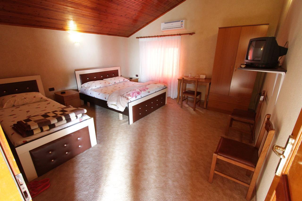 Alen Bar Hotel Tirana Bagian luar foto